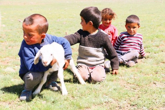 Diyadin’de Mahalle Mahalle Dolaşıp Öğrencilere Fotoğrafçılığı Öretiyor