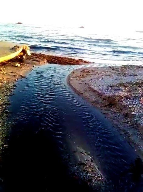 Simsiyah Akan Derenin Marmara’ya Aktığı Anlar Görüntülendi