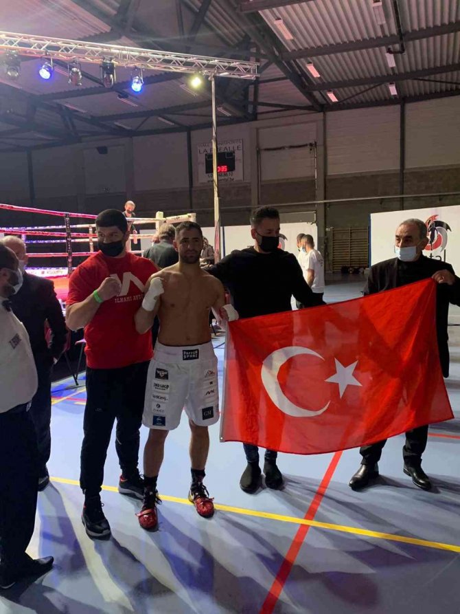Tomarzalı Dünya Boks Şampiyonu Kemerini Korumayı Başardı