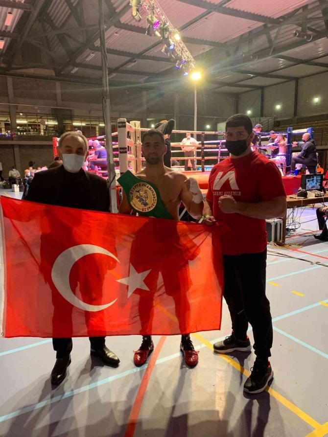 Tomarzalı Dünya Boks Şampiyonu Kemerini Korumayı Başardı