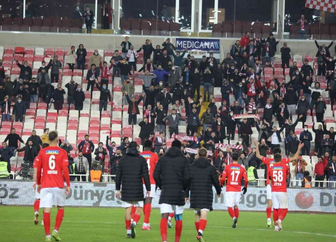 Sivasspor’da Maç Sonu Büyük Sevinç