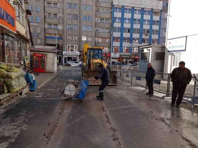 Belediye Ekibinden Su Arızalarına Anında Müdahale