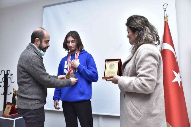Hamle Sporcuları Yüzmede Hamle Yaptı