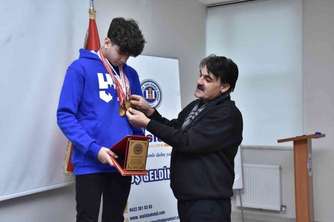 Hamle Sporcuları Yüzmede Hamle Yaptı