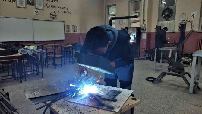 Hem Lise Okuyor, Hem Okulların Demir İşlerini Yapıyorlar