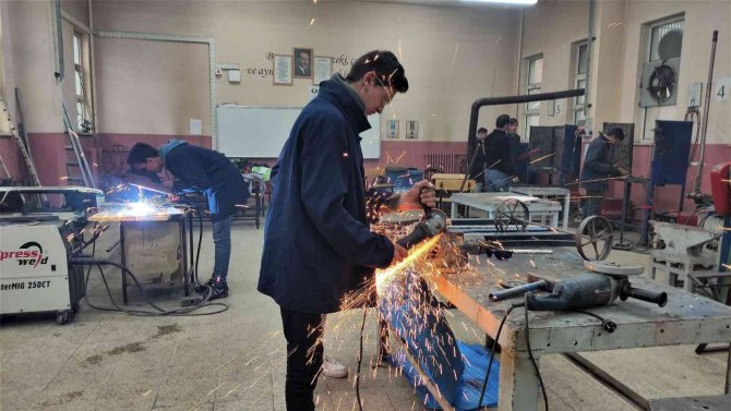Hem Lise Okuyor, Hem Okulların Demir İşlerini Yapıyorlar
