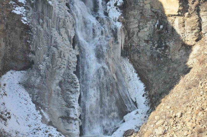 Kars’ın Soğuğu Şelale Dondurdu