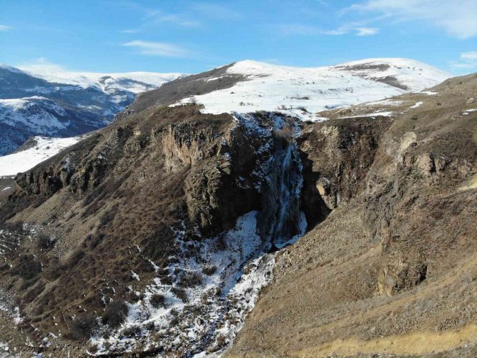 Kars’ın Soğuğu Şelale Dondurdu