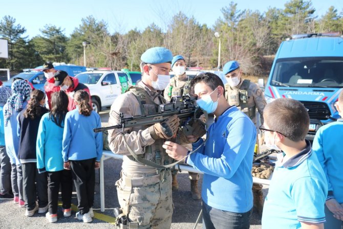 Jandarma, Köy Okullarını Gezerek Meslek Tanıtımı Yapıyor