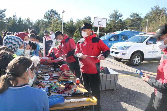 Jandarma, Köy Okullarını Gezerek Meslek Tanıtımı Yapıyor