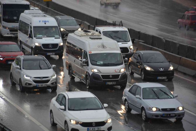 Tır Sıkıştı, Kocaeli Trafiği Alt Üst Oldu