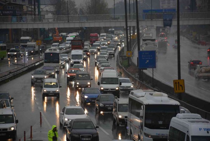 Tır Sıkıştı, Kocaeli Trafiği Alt Üst Oldu