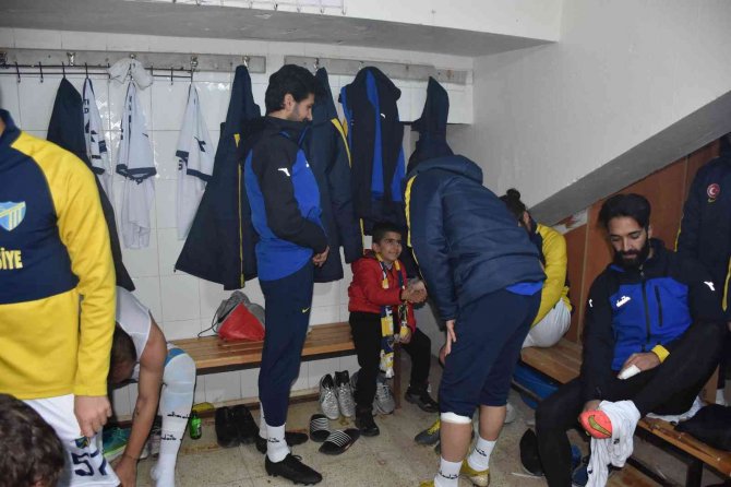 Minik Efe Kumbarasındaki Parayı Zor Durumdaki Takıma Bağışladı