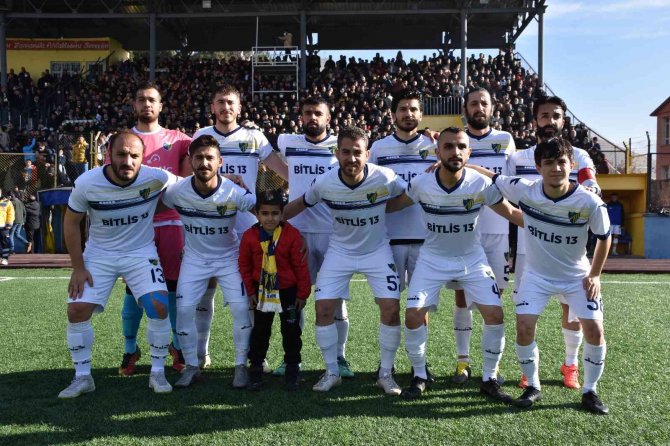 Minik Efe Kumbarasındaki Parayı Zor Durumdaki Takıma Bağışladı