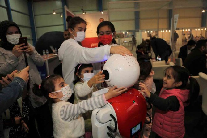 Toroslar Belediyesinin Mini Ada Robotu Mersin Bilim Şenliği’nin Gözdesi Oldu