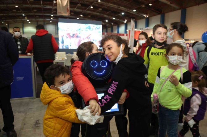 Toroslar Belediyesinin Mini Ada Robotu Mersin Bilim Şenliği’nin Gözdesi Oldu