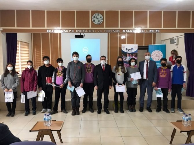 Burhaniye’de Başarılı Öğrenciler Ödüllendirildi