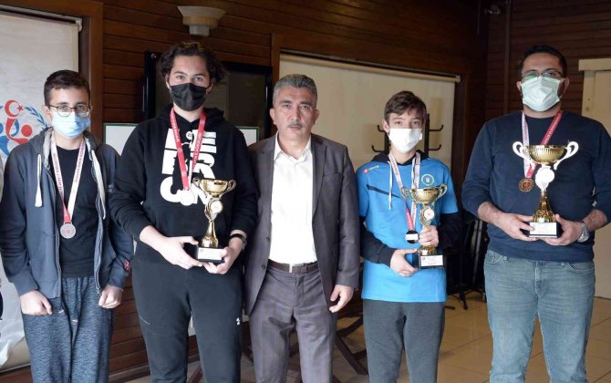 Satranç Tutkunlarının Madalya Sevinci