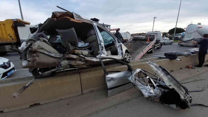 Kadın Sürücü Paramparça Olan Araçtan Sağ Çıktı