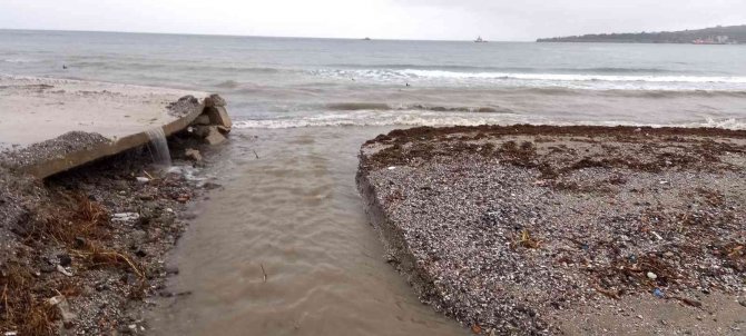 Simsiyah Akan Derenin Marmara’ya Aktığı Anlar Görüntülendi