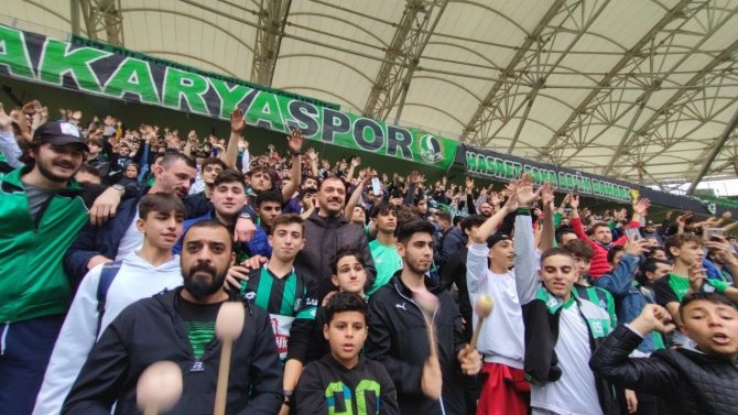 Vali Tribünde Taraftarla Maç İzledi, Ortaya Renkli Görüntüler Çıktı