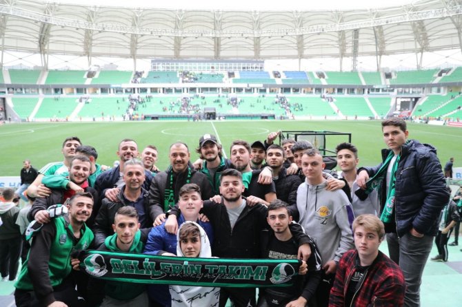 Vali Tribünde Taraftarla Maç İzledi, Ortaya Renkli Görüntüler Çıktı