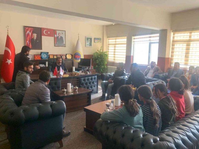 Belediye Başkanı Alihan Babat, Voleybol İl Birincisi Ortaokul Öğrencilerini Ödüllendirdi