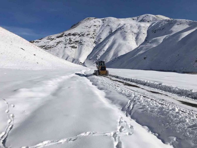 Şırnak’ta Kardan Kapanan Köy Yolları Ekipler Tarafından Açılıyor