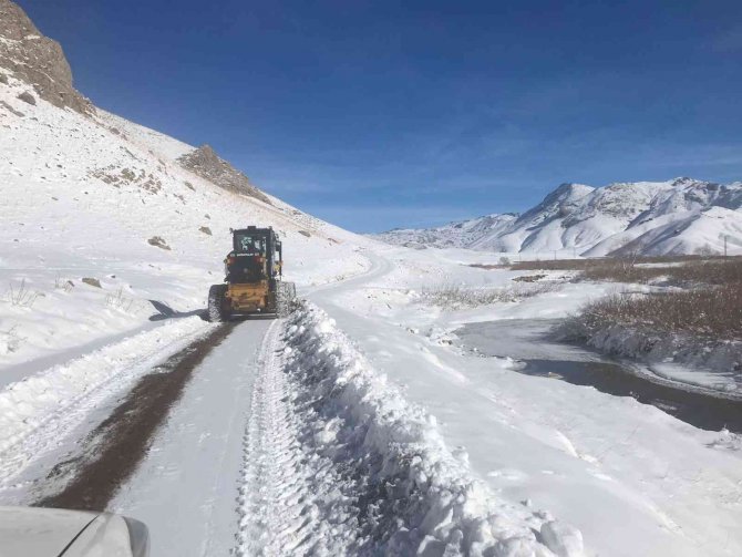 Şırnak’ta Kardan Kapanan Köy Yolları Ekipler Tarafından Açılıyor