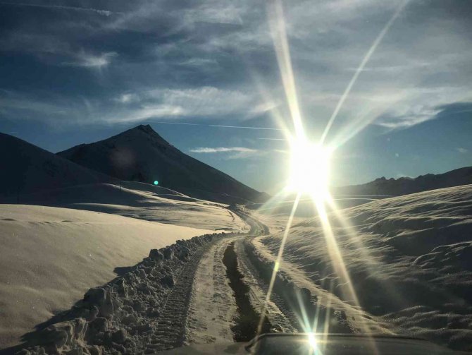 Şırnak’ta Kardan Kapanan Köy Yolları Ekipler Tarafından Açılıyor