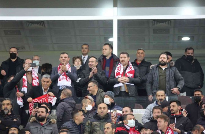 Sivasspor’u Yönetim Ayakta Alkışladı