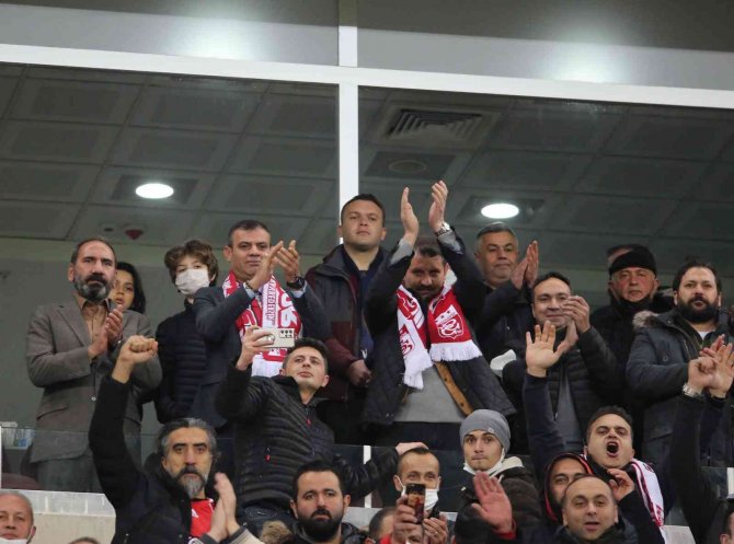 Sivasspor’u Yönetim Ayakta Alkışladı