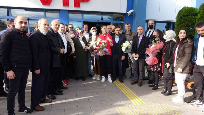 Altın Madalya İle Dönen Tuğçe Bektaş’a Coşkulu Karşılama
