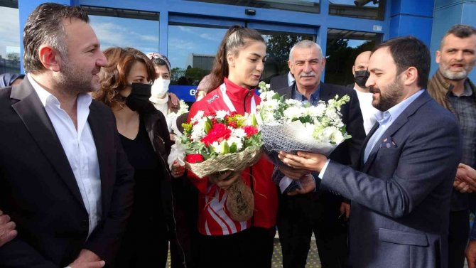 Altın Madalya İle Dönen Tuğçe Bektaş’a Coşkulu Karşılama