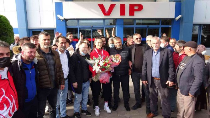 Altın Madalya İle Dönen Tuğçe Bektaş’a Coşkulu Karşılama