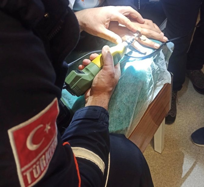 Parmakta Sıkışan Yüzüğü Afad Ekipleri Çıkarttı