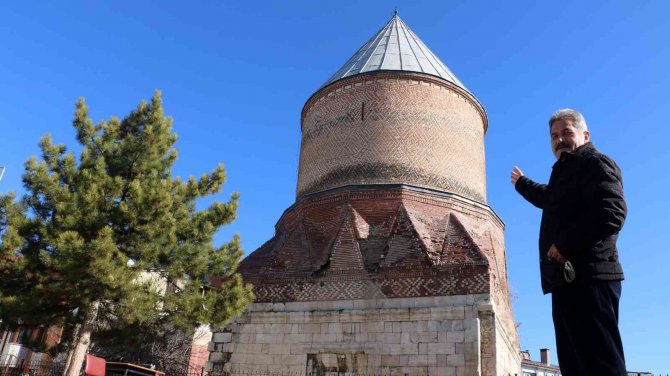 6 Asırlık Tarihi Yapı Dökülmeye Yüz Tuttu