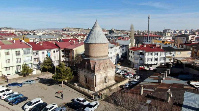 6 Asırlık Tarihi Yapı Dökülmeye Yüz Tuttu