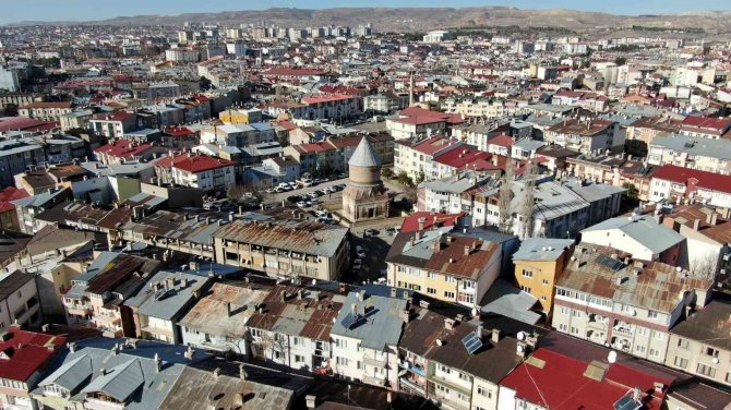 6 Asırlık Tarihi Yapı Dökülmeye Yüz Tuttu