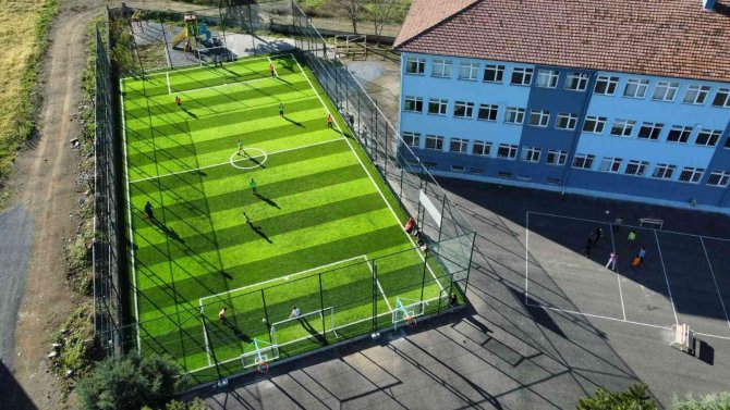 19 Mayıs Belediyesi’nden 2 Okula Halı Saha