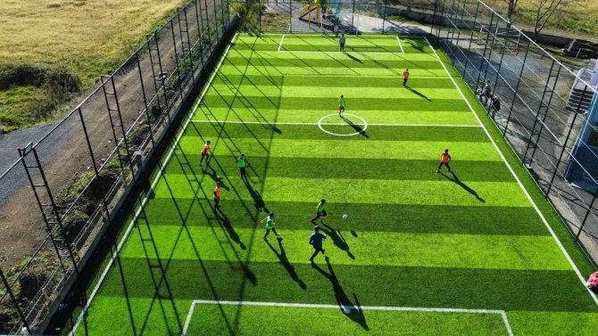 19 Mayıs Belediyesi’nden 2 Okula Halı Saha