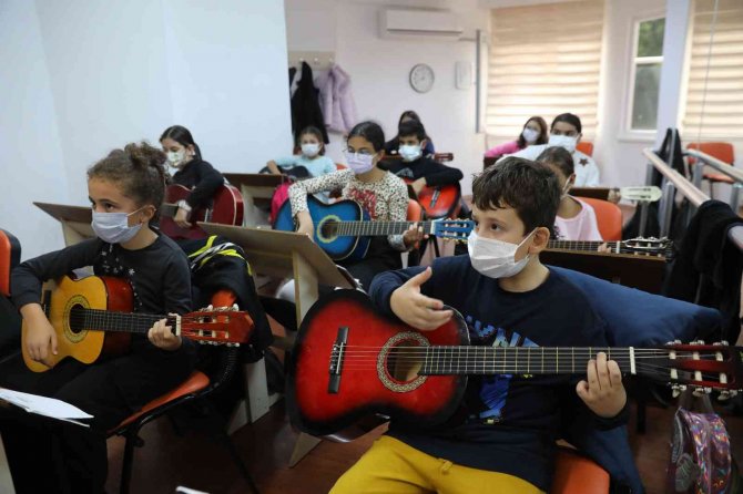 Atabem Kursları Hem Öğretiyor Hem De Sosyalleştiriyor