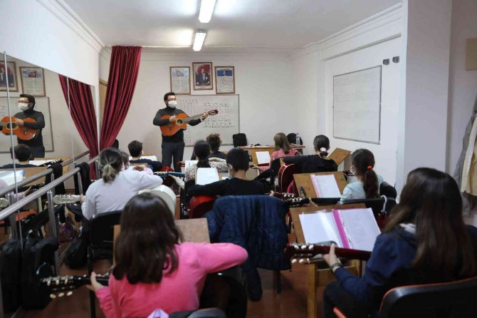 Atabem Kursları Hem Öğretiyor Hem De Sosyalleştiriyor