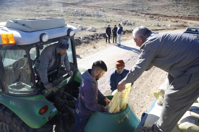 Korkuteli’nde İki Mahalleye 10 Ton Gübre