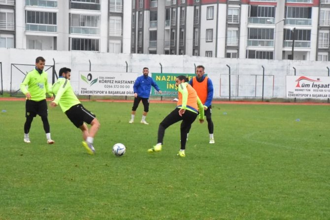Başkan Arslan 1966 Edremitspor Futbol Takımını Ziyaret Etti