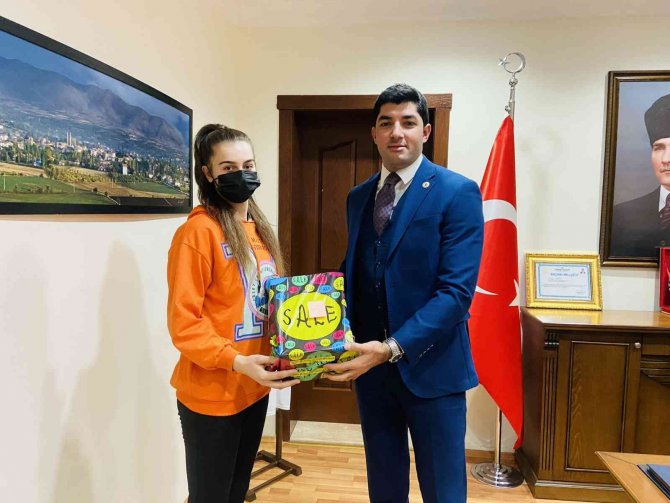 Başarılı Voleybolculara Hediye