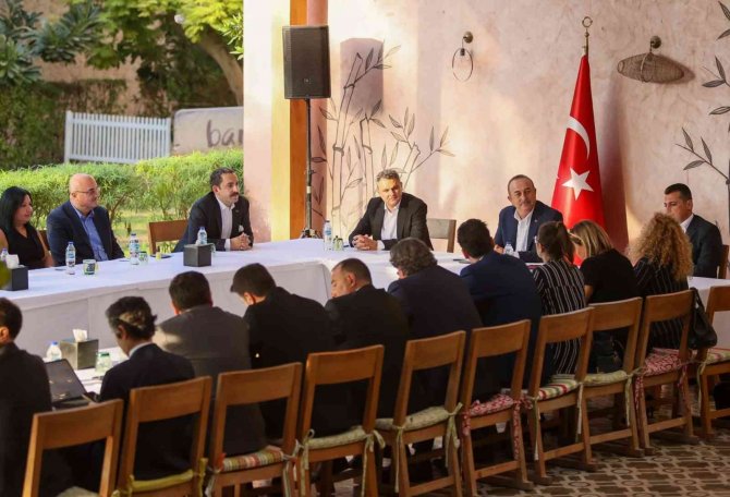 Dışişleri Bakanı Çavuşoğlu, Dubai’de Türk İ̇ş Konseyi Üyeleriyle Bir Araya Geldi