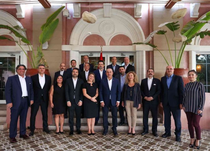 Dışişleri Bakanı Çavuşoğlu, Dubai’de Türk İ̇ş Konseyi Üyeleriyle Bir Araya Geldi