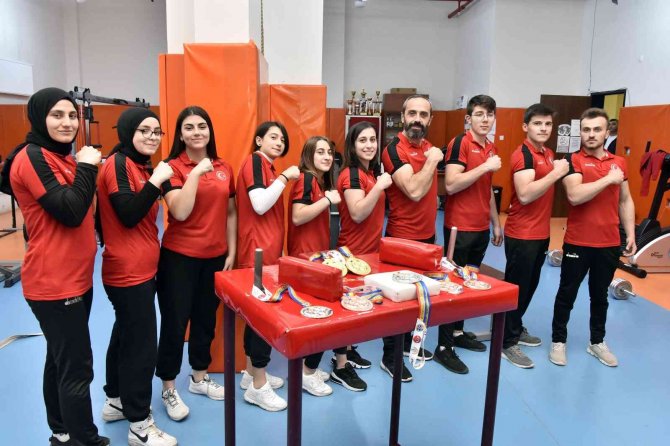 Gümüşhaneli Sporcular Dünyanın Bileğini Büküyor