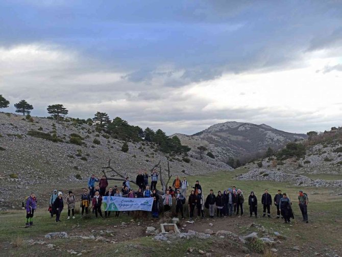 Dünya Dağ Gününde Katırlı Zirvesine Yürüdüler
